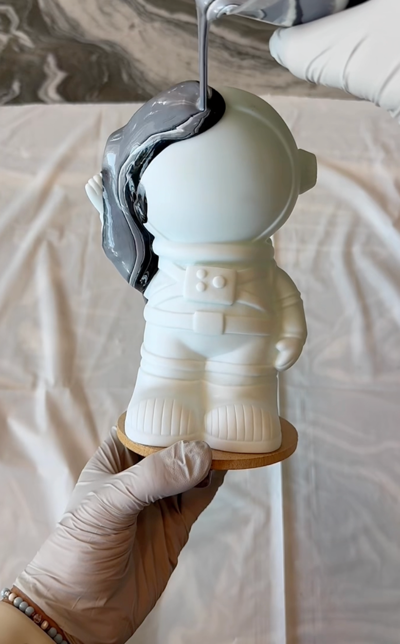 Step-by-step video of Abstract Kits’ DIY fluid art process—from unboxing the kit and pouring vibrant paints to revealing a finished abstract masterpiece.